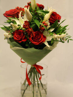 Букет из красных роз, лилий и декоративной зелени