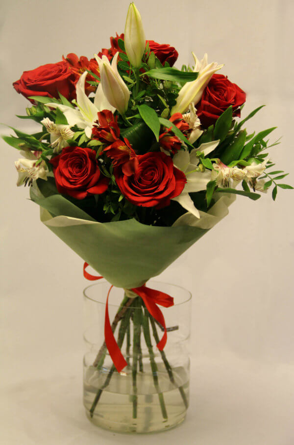 Букет из красных роз, лилий и декоративной зелени