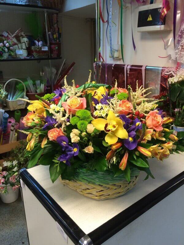 Корзина цветов с орхидеями, розами, хризантемами, альстромерией и декоративной зеленью