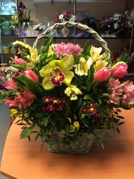 Корзина с орхидеей, тюльпанами, хризантемами и декоративной зеленью