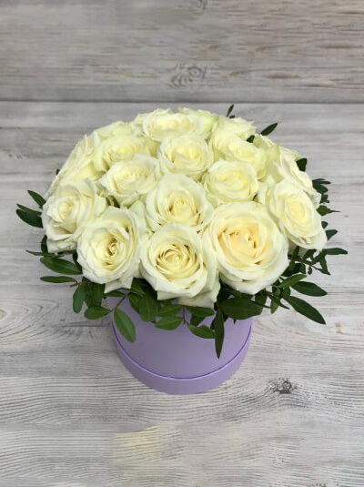 Шляпная коробка с 19 белыми розами