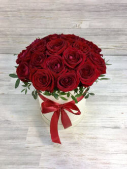 Шляпная коробка из 19 красных роз