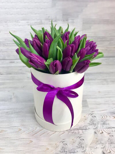 Шляпная коробка из фиолетовых тюльпанов