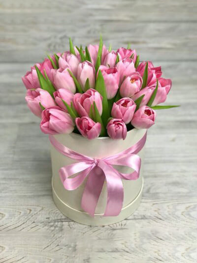 Шляпная коробка розовых тюльпанов
