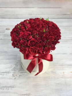 Шляпная коробка из 15 красных кустовых роз