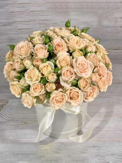 Шляпная коробка из 15 кремовых кустовых роз
