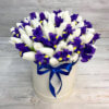 Шляпная коробка из белых тюльпанов и фиолетовых ирисов