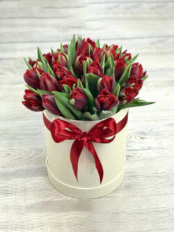 Шляпная коробка красных тюльпанов