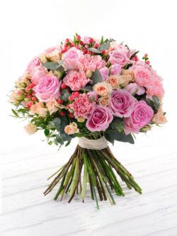 Букет из роз, кустовых роз, пионовидных роз, гвоздик, гиперикума, эвкалипта и декоративной зелени