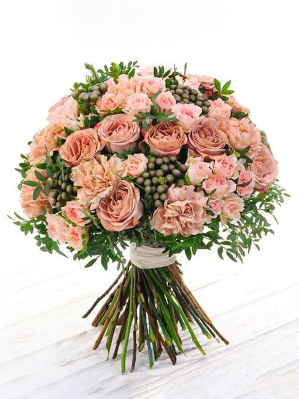 Букет из роз, кустовых роз, гвоздик, брунии и декоративной зелени