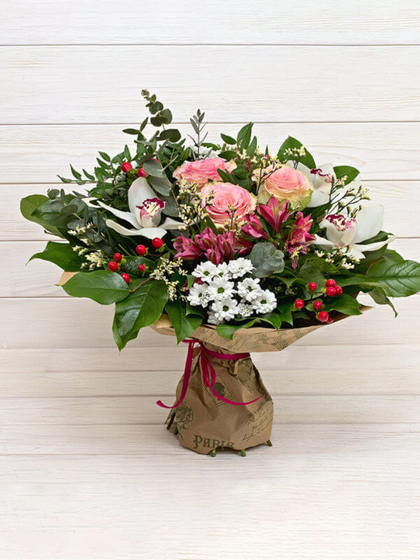 Букет из роз, орхидей, хризантем, альстромерий, гиперикума в крафтовой упаковке
