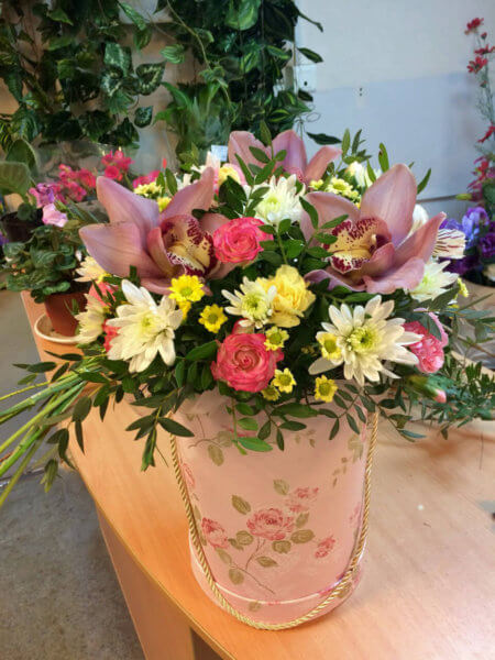 Шляпная коробка из орхидей, роз, хризантем и декоративной зелени