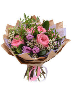 Букет из роз, тюльпанов, хамелациума и декоративной зелени в крафтовой упаковке