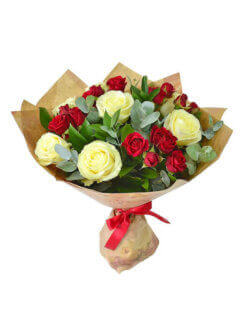 Букет из белых роз, красных кустовых роз и декоративной зелени в крафтовой упаковке