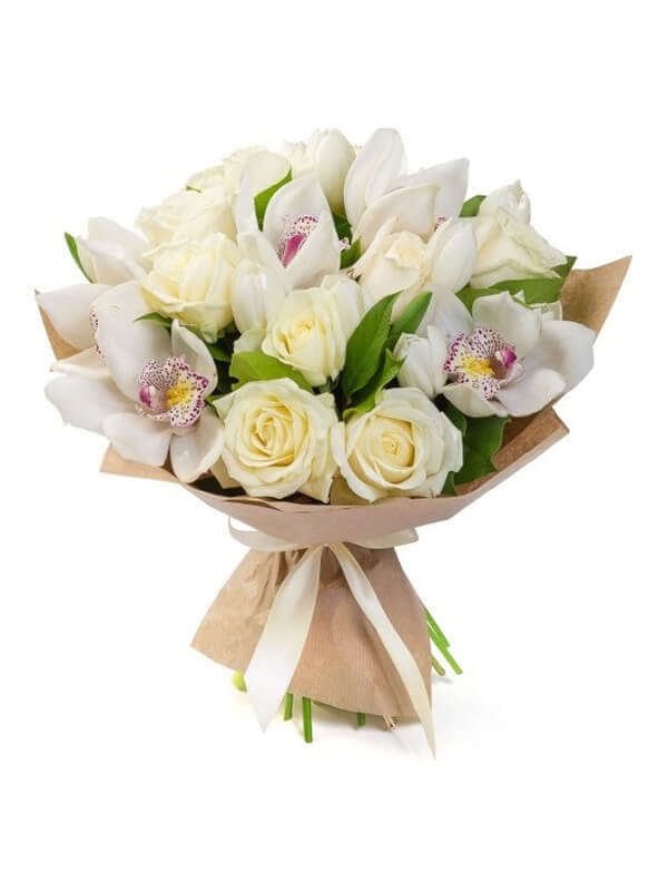 Букет из орхидеи, роз и декоративной зелени в крафтовой упаковке