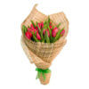 Букет из 25 красных тюльпанов в упаковке из сетки