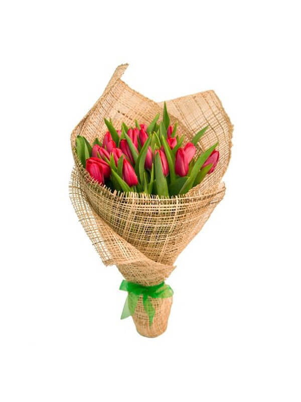 Букет из 25 красных тюльпанов в упаковке из сетки
