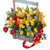 Цветочная композиция в деревянном ящике с орхидей, тюльпанами, альстромерий и декоративной зеленью