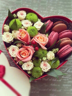 Коробка в форме сердца с розовыми розами, зелеными кустовыми хризантемами и макарунами