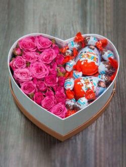 Коробка в форме сердца с розами и киндерами