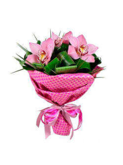Букет из розовых орхидей и декоративной зелени в крафтовой упаковке