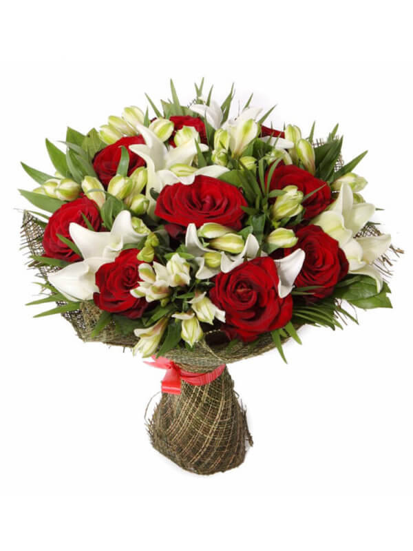Букет лилий, красных роз, альстромерий и декоративной зелени