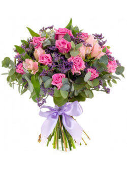 Букет из прекрасных роз, альстромерий и декоративной зелени