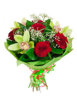 Букет из роз, орхидей и декоративной зелени в упаковке из фетра