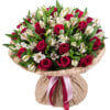 Страстный букет из красных роз и белых альстромерий с декоративной зеленью