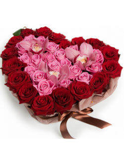 Композиция из роз и орхидей в форме сердца