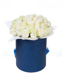 Шляпная коробка 35 белых роз с ручкой лентой