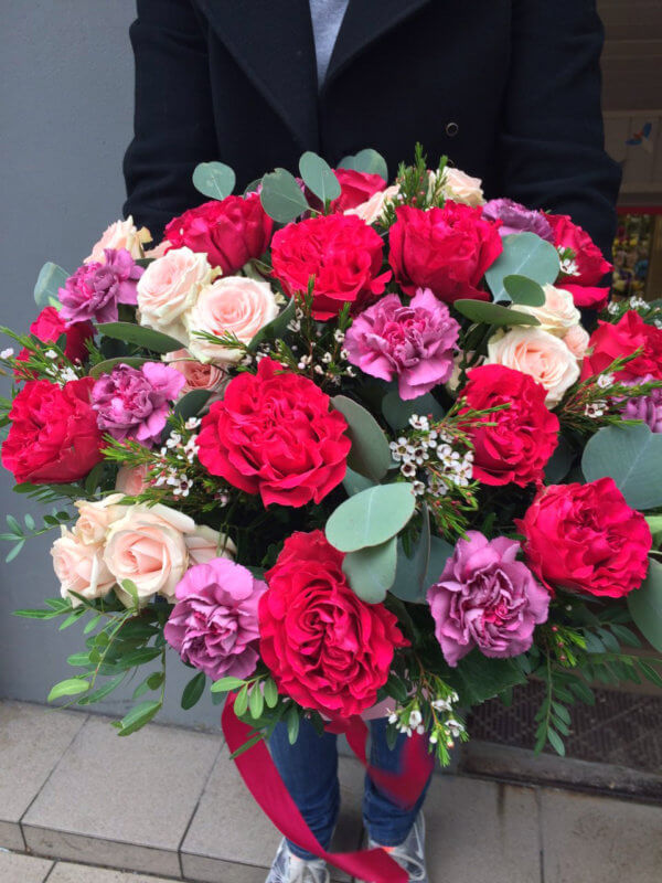 Коробка с пионовидной розой, кустовой розой, гвоздикой, эвкалиптом и декоративной зеленью
