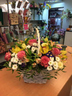 Корзина с розами, орхидеями, хризантемами и декоративной зеленью