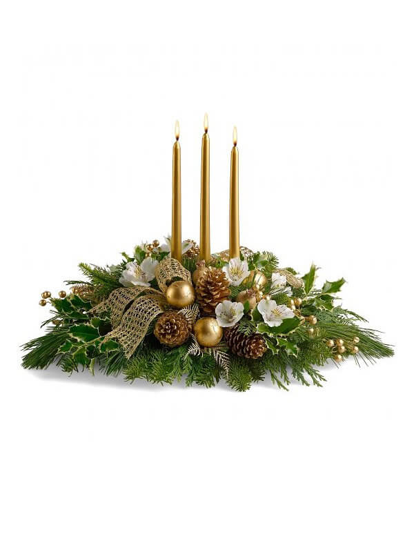 Новогодняя композиция из елки и свечек