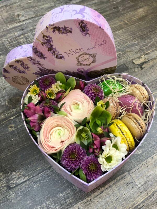 Коробочка с пионовидной розой и хризантемами в виде сердца с макарунами