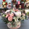 Коробка с пионами, кустовой розой, сухоцветами и декоративной зеленью