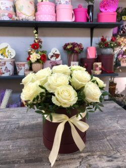 Шляпная коробка с 15 белыми розами и декоративной зеленью