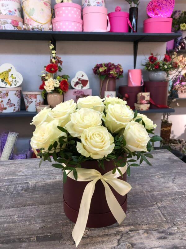 Шляпная коробка с 15 белыми розами и декоративной зеленью