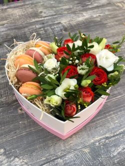 Коробка в виде сердца с розами, эустомой и макарунами