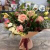Букет из роз, тюльпанок, кустовых хризантем и сухоцветов