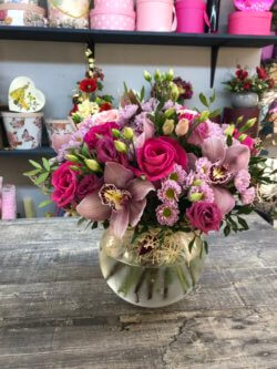 Букет из розовых роз, орхидей, кустовой хризантемой и декоративной зеленью