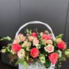 Корзинка с розами, сухоцветами и декоративной зеленью