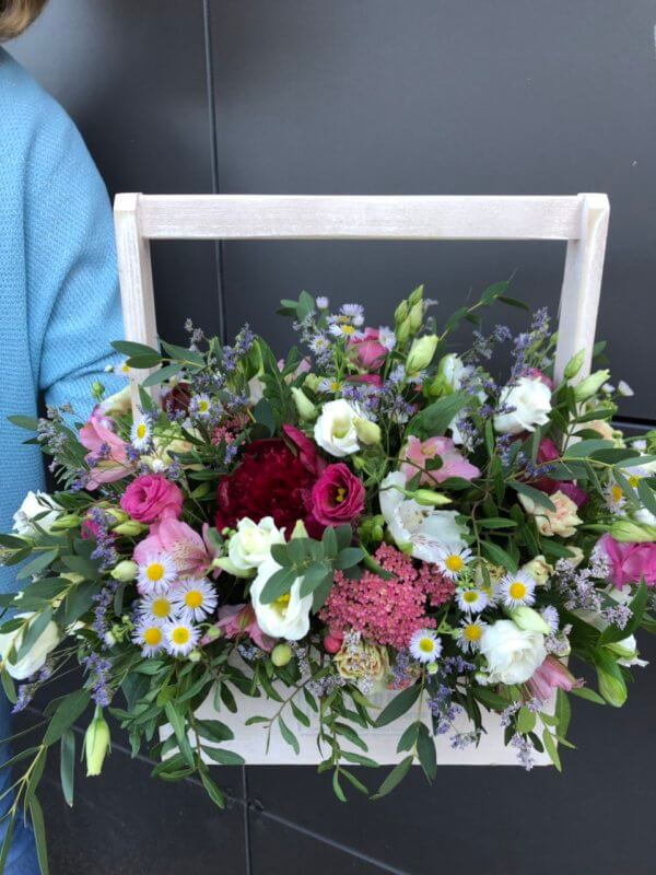 Ящик с пионом, розами, кустовыми хризантемами и декоративной зеленью