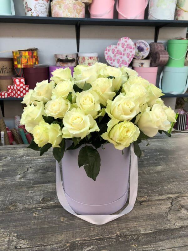 Шляпная коробка с 25 белыми розами с ручкой в виде ленты