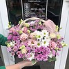 Корзина с хризантемами и эустомой