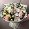 Букет с орхидеей, розами, эустомой и эвкалиптом