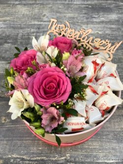 Коробочка с розой, альстромерией, рафаэлло и табличкой поздравляем
