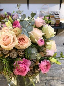 Букет из роз на каркасе с эвкалиптом и декором
