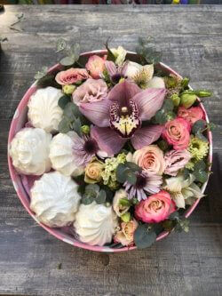 Коробочка с цветами и зефиром - орхидея, роза, хризантема