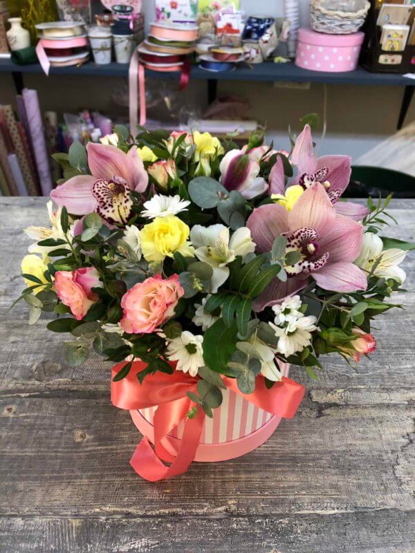 Шляпная коробка с цветами - орхидеей, розой, кустовой хризантемой и декоративной зеленью